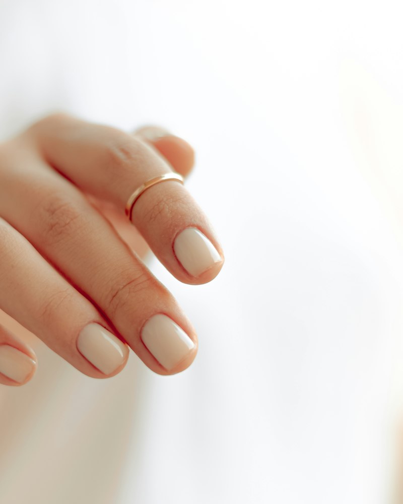 A soft neutral manicure